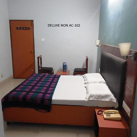 Hotel Silver Springs Ahmedabad Phòng bức ảnh