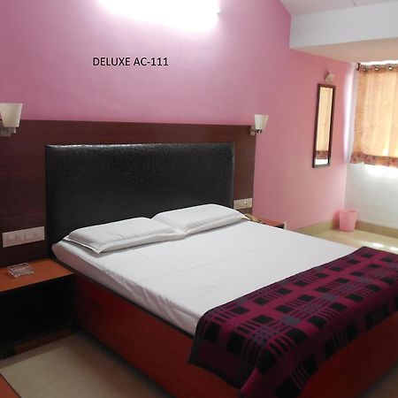 Hotel Silver Springs Ahmedabad Ngoại thất bức ảnh