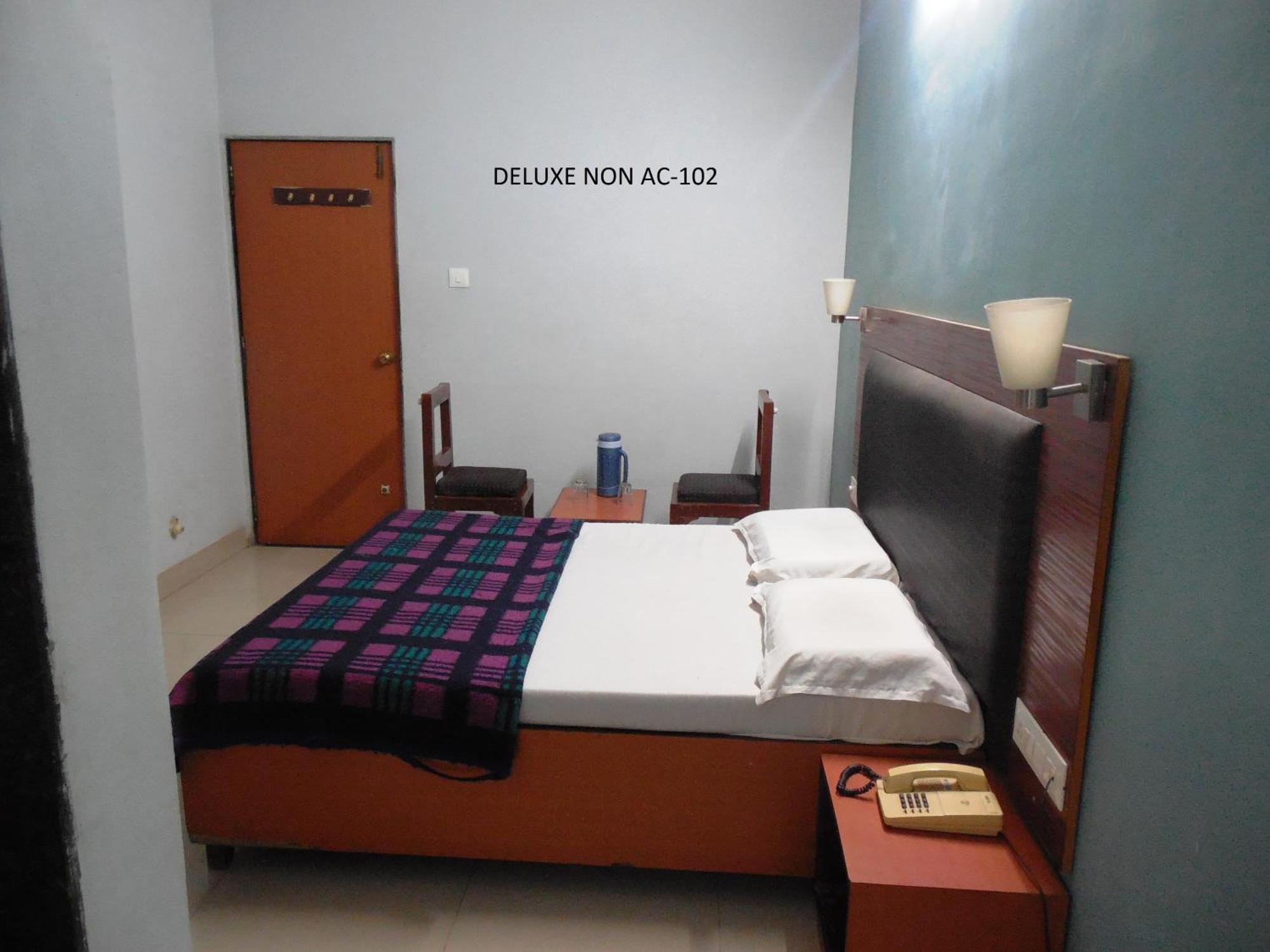 Hotel Silver Springs Ahmedabad Phòng bức ảnh