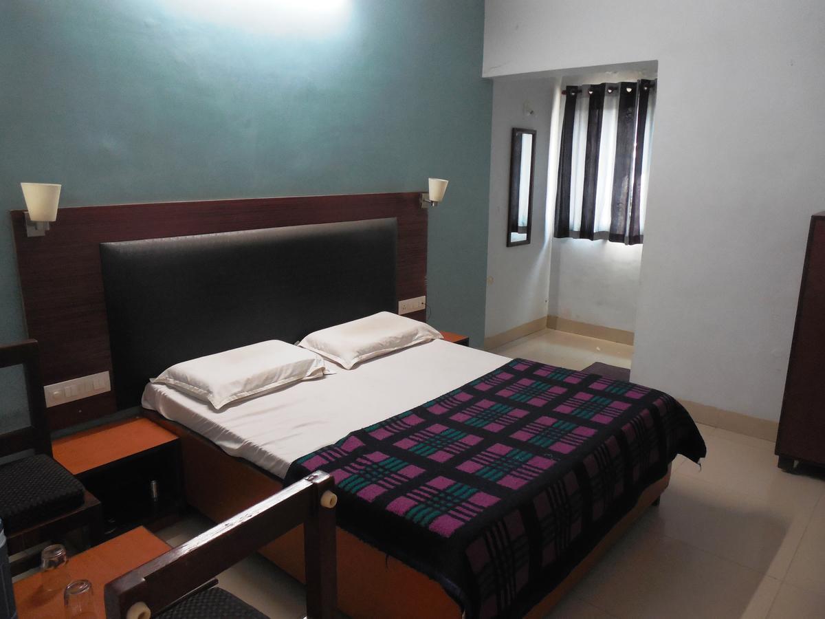 Hotel Silver Springs Ahmedabad Ngoại thất bức ảnh