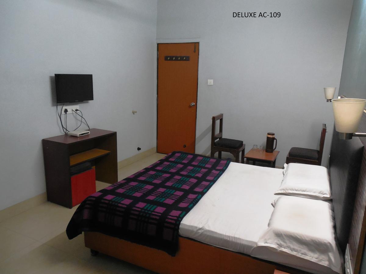 Hotel Silver Springs Ahmedabad Ngoại thất bức ảnh