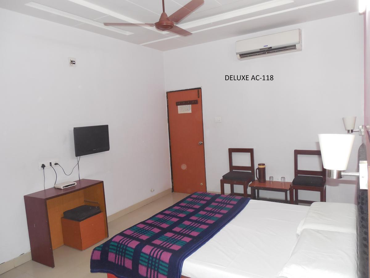 Hotel Silver Springs Ahmedabad Ngoại thất bức ảnh
