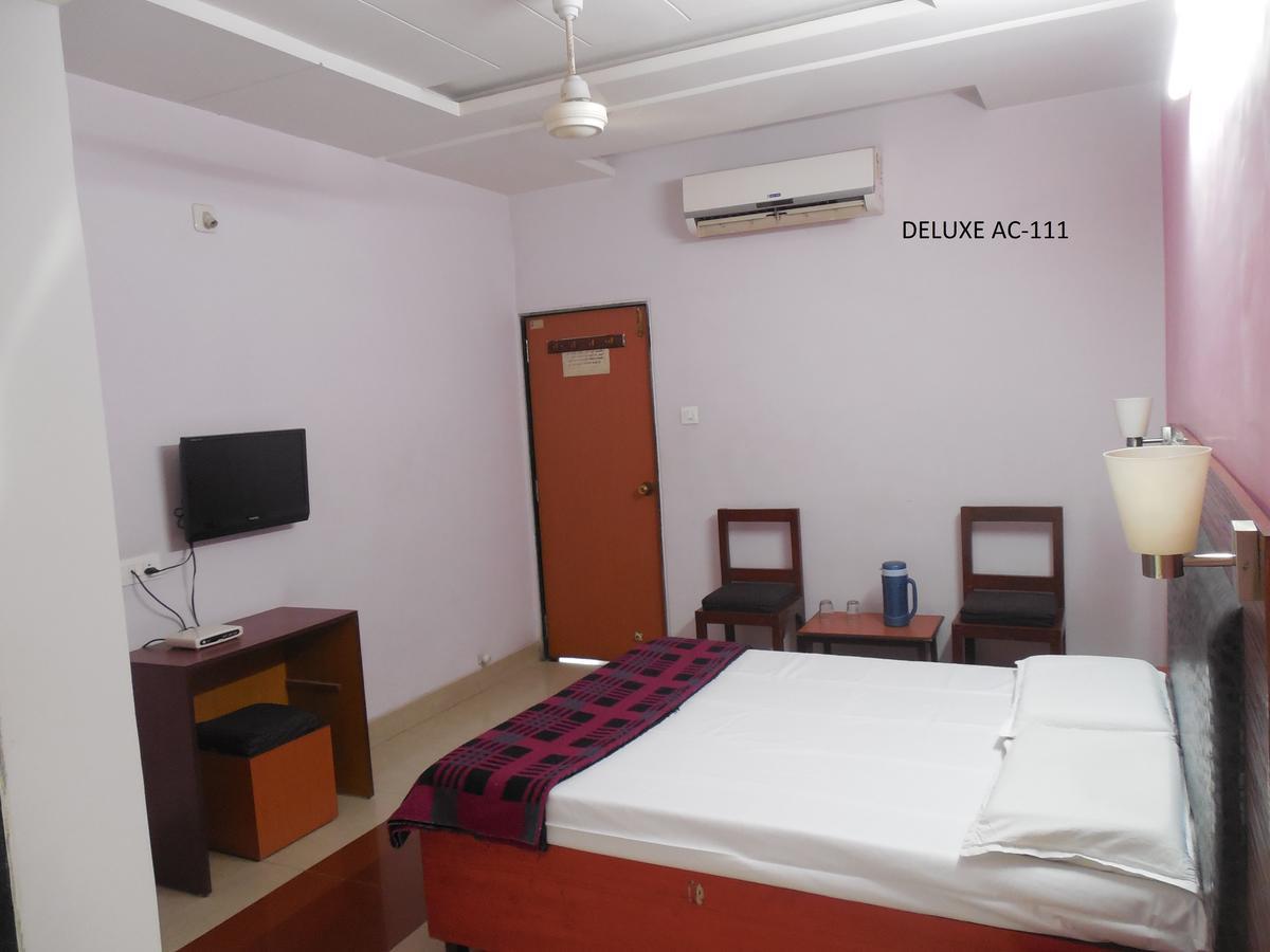 Hotel Silver Springs Ahmedabad Ngoại thất bức ảnh