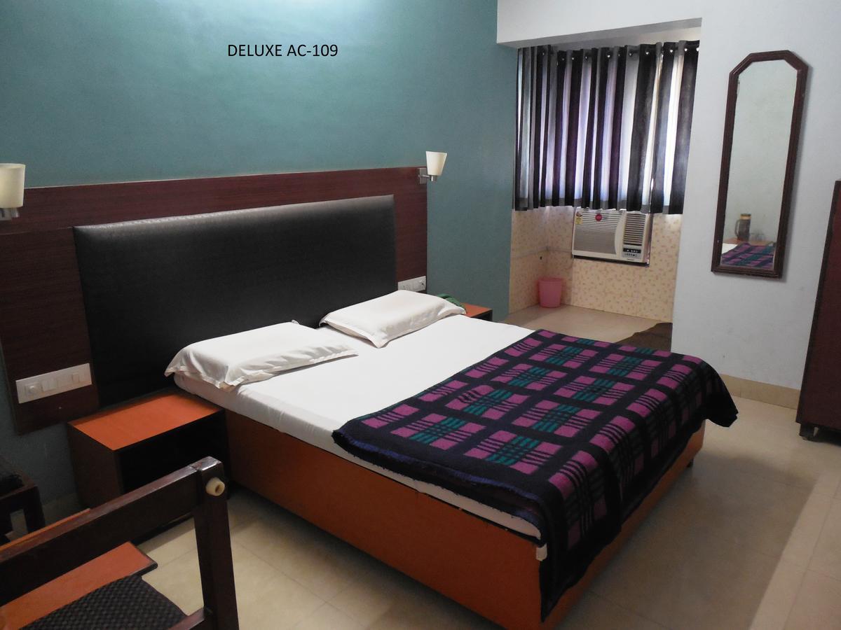 Hotel Silver Springs Ahmedabad Ngoại thất bức ảnh